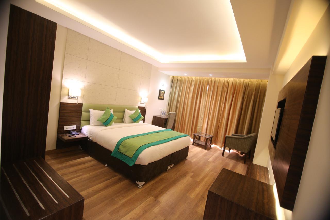 Hotel The Mystic Palms Mathura Zewnętrze zdjęcie