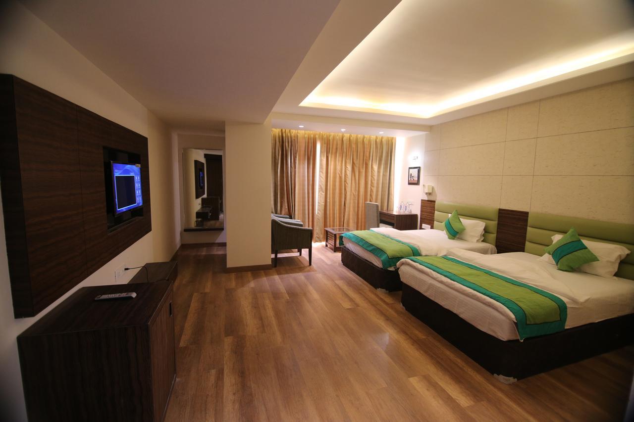 Hotel The Mystic Palms Mathura Zewnętrze zdjęcie