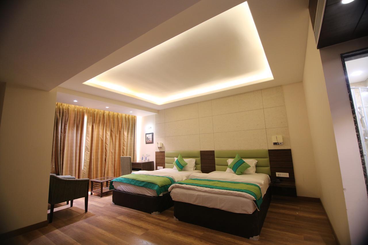 Hotel The Mystic Palms Mathura Zewnętrze zdjęcie