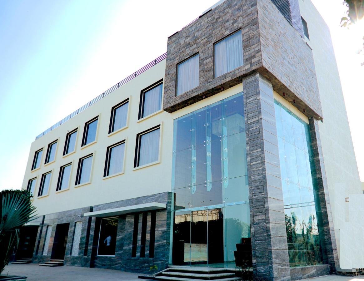Hotel The Mystic Palms Mathura Zewnętrze zdjęcie